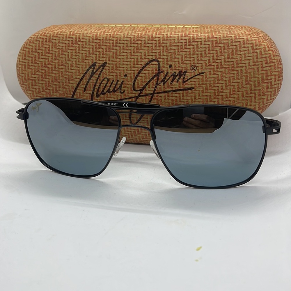 BNIB Maui Jim Polarized sunglass Black/Silver Mirror lenses
